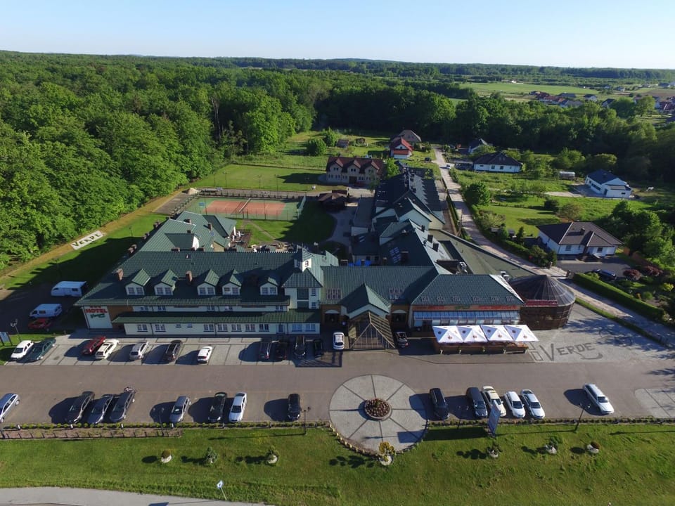 Property building, Day, Natural landscape, Bird's eye view, Location, Parking