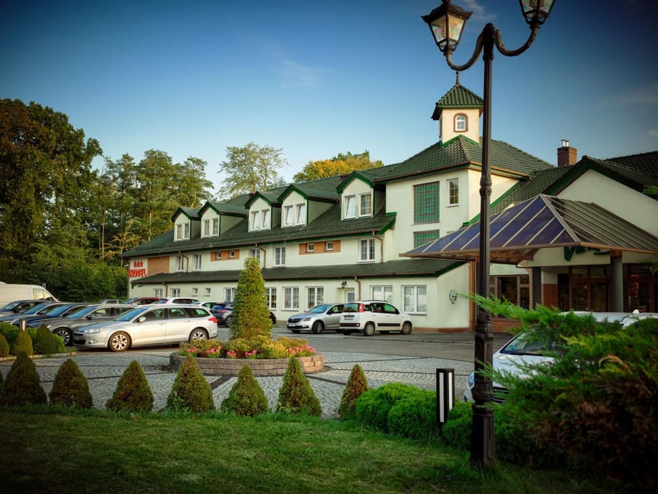 Property building, Day, Natural landscape, Garden, Location, Parking