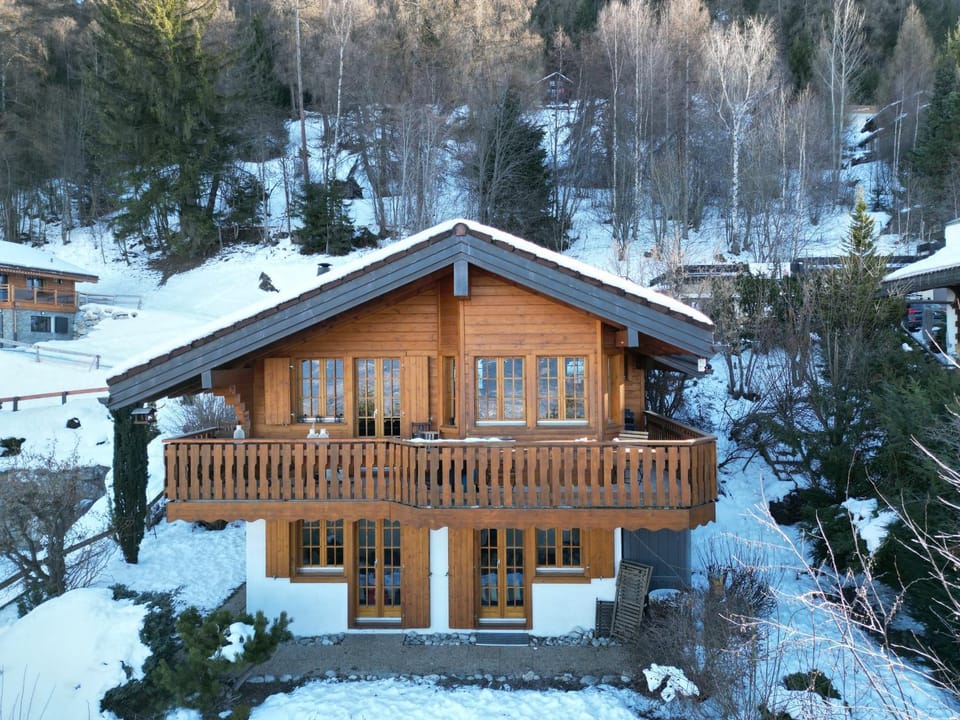 Property building, Day, Natural landscape, Winter, Mountain view