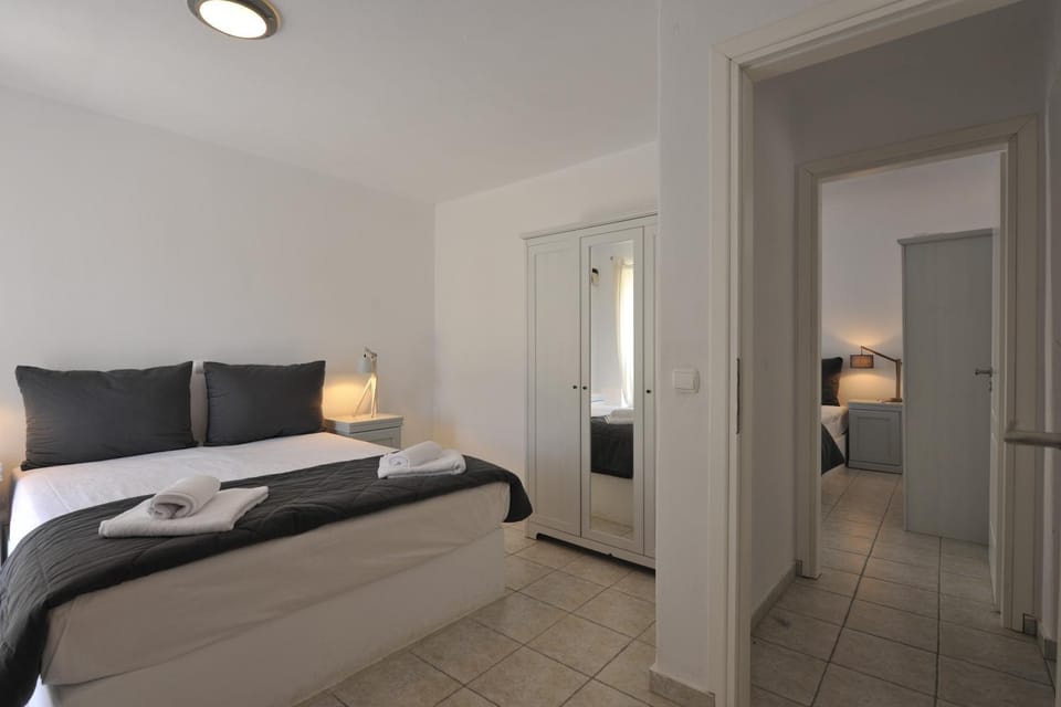 Bed, Photo of the whole room, Decorative detail, Bedroom, Area and facilities, wardrobe