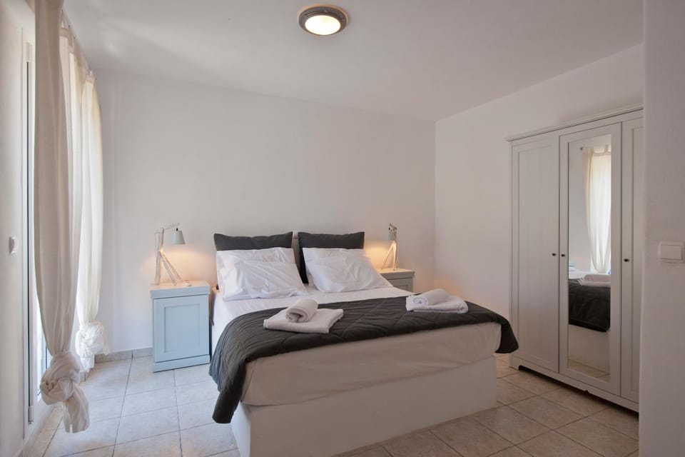 Property building, Bed, Bathroom, Photo of the whole room, Bedroom, wardrobe