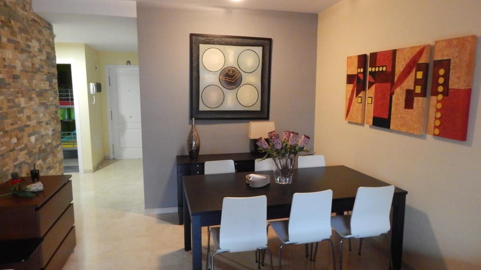 Day, View (from property/room), Living room, Lounge or bar, Dining area, On site, Guests, Mountain view, Sea view, Street view, Meals, Lunch, Dinner, Seasons, children, young children, older children, group of guests, Family