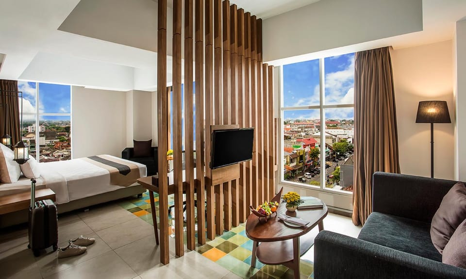 Bed, TV and multimedia, Living room, City view
