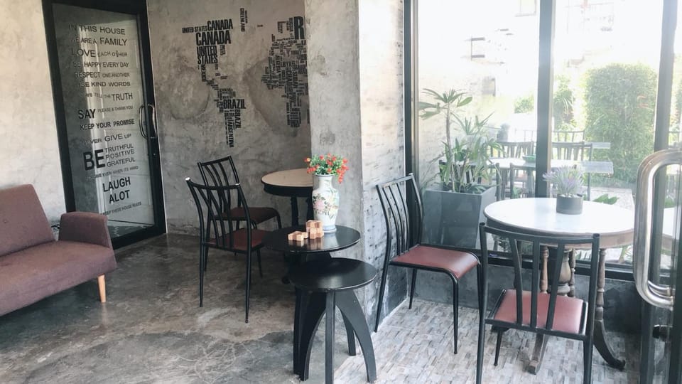 Restaurant/places to eat, Day, Summer, On-site shops, Lobby or reception, Lounge or bar, Food and drinks, On site, Garden view, Seasons