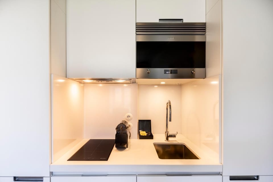 Coffee/tea facilities, Kitchen or kitchenette, stove