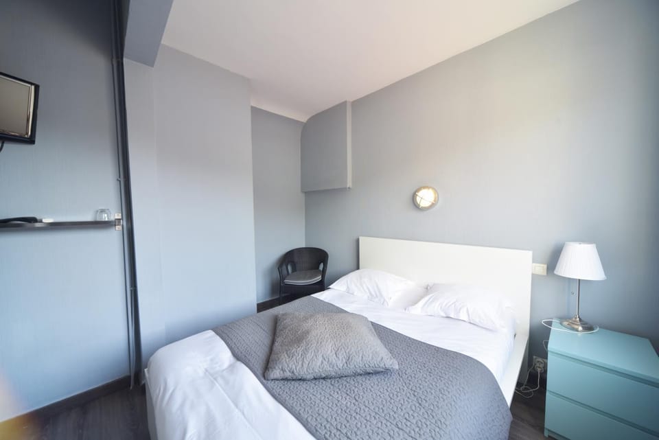 Cafe de Paris Hotel in Figeac