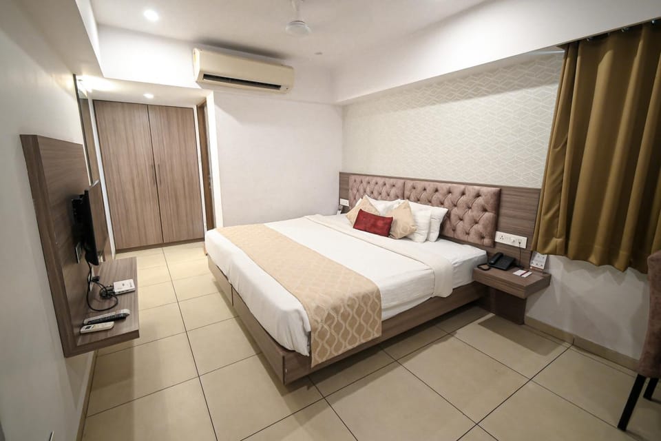 Photo of the whole room, Bedroom