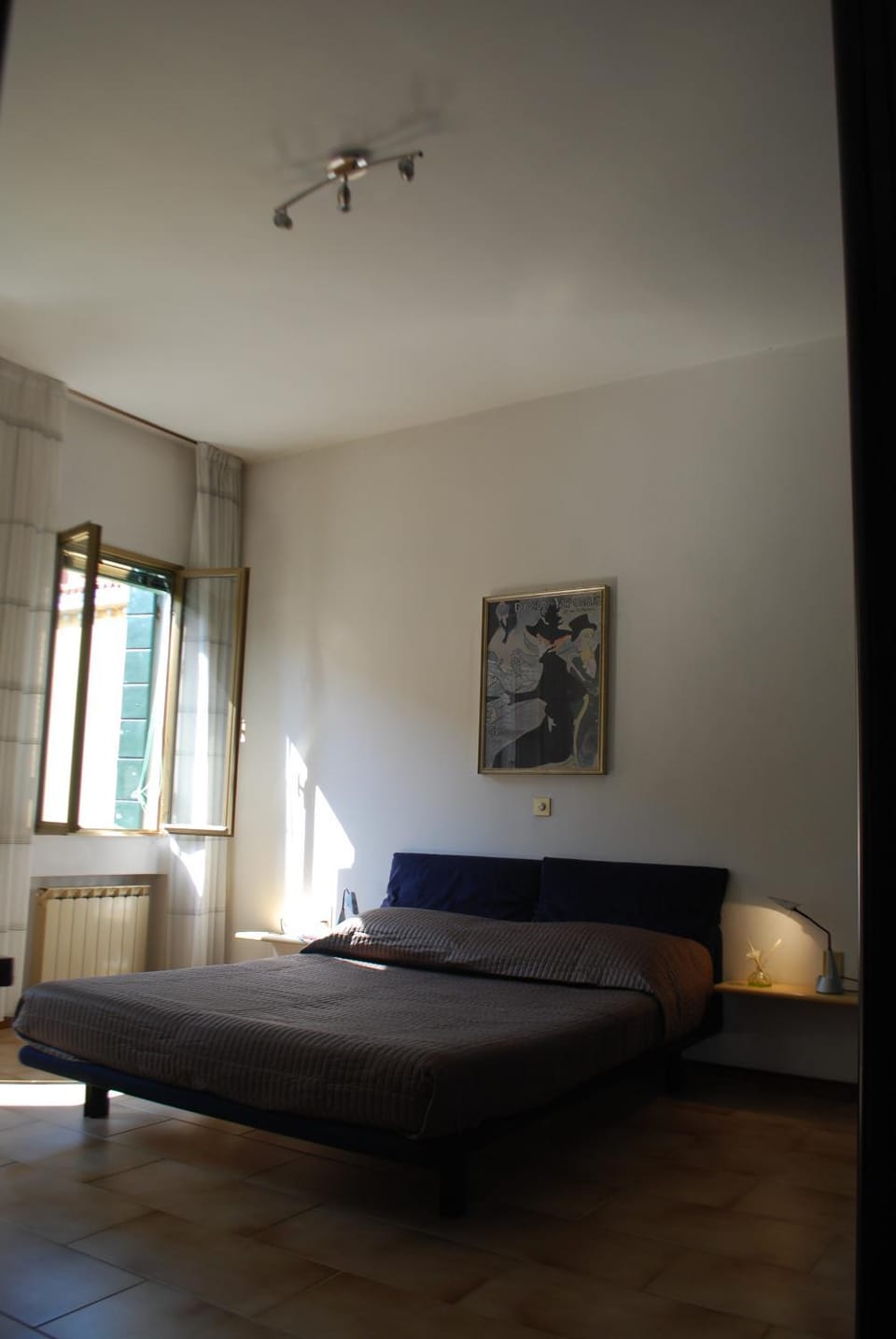 Day, Photo of the whole room