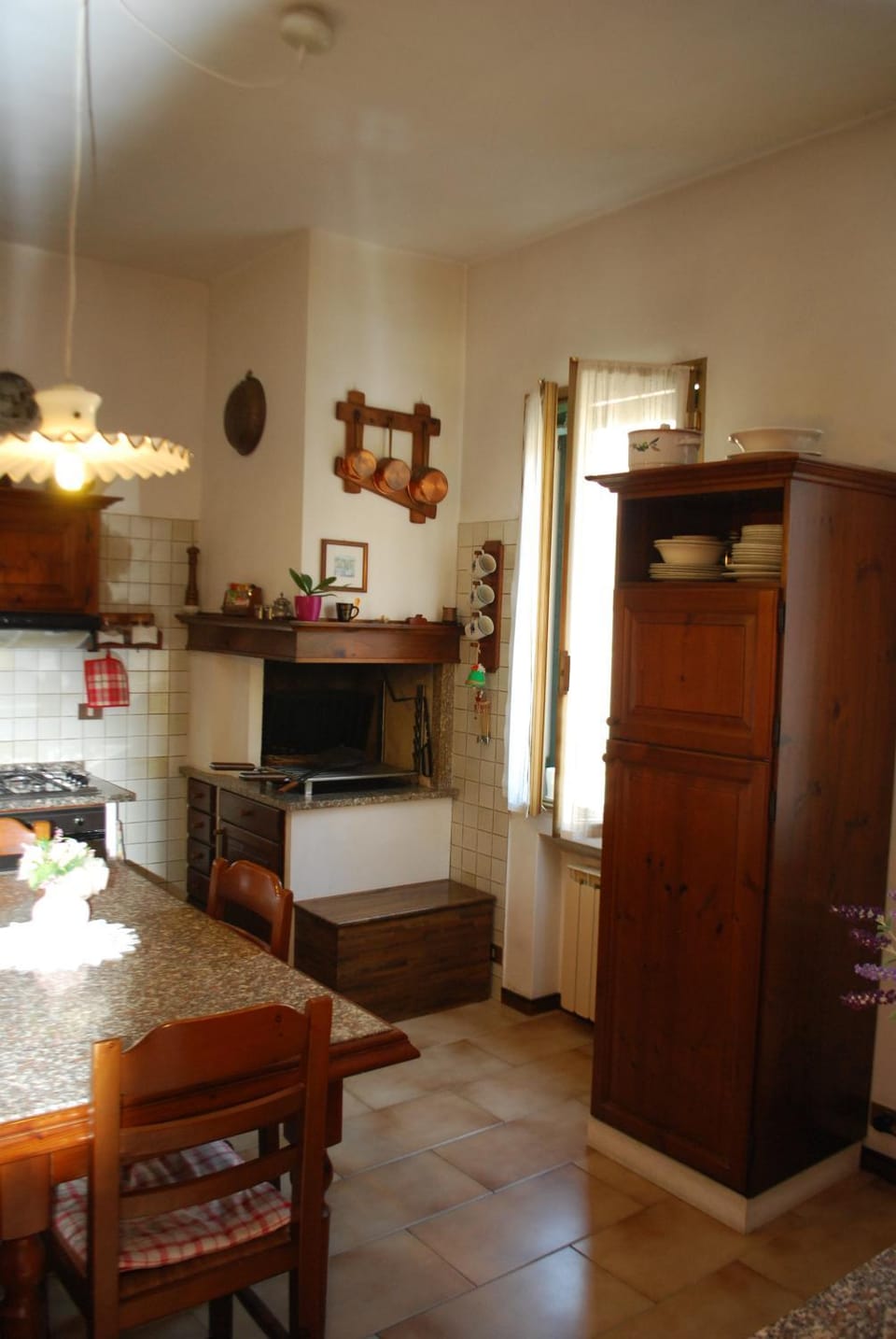 Kitchen or kitchenette, Decorative detail, Dining area, oven