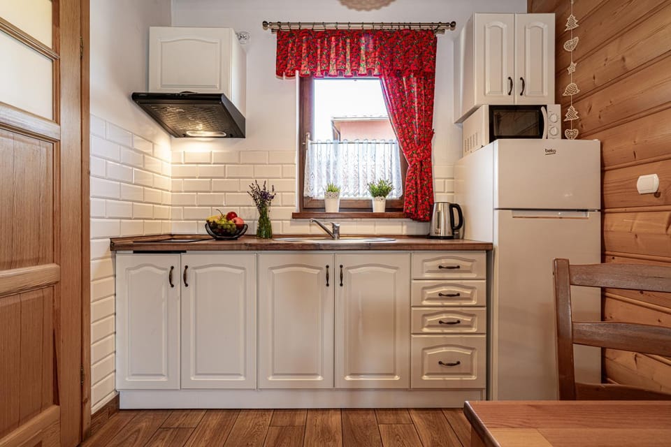 Kitchen or kitchenette, Dining area, microwave, stove, kitchen