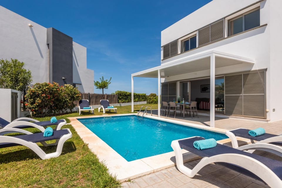 Patio, Garden, Swimming pool, sunbed