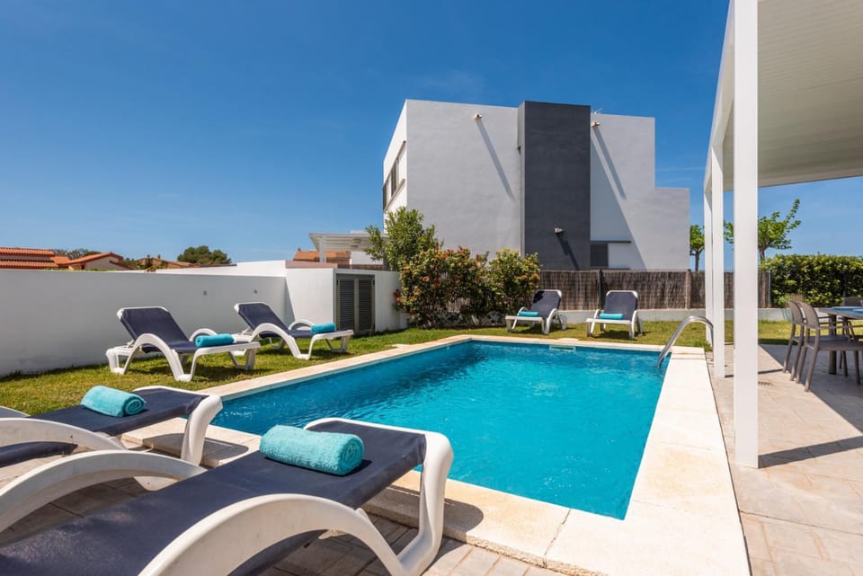 Patio, Swimming pool, sunbed