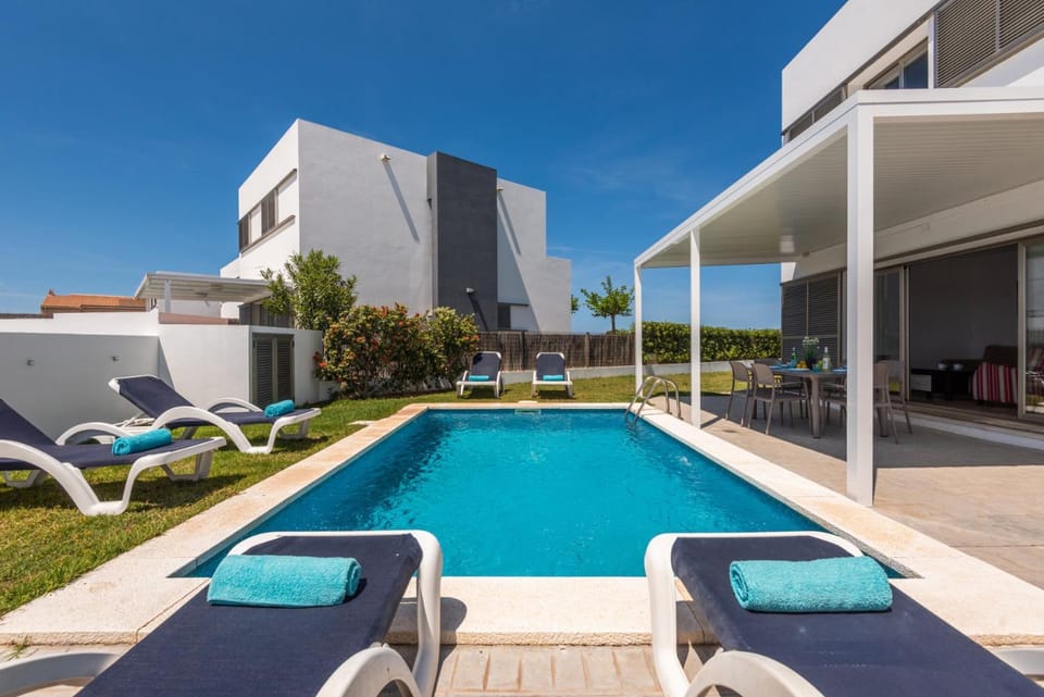 Swimming pool, sunbed