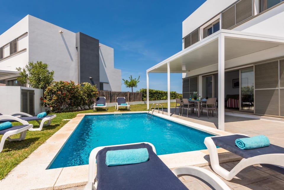 Patio, Swimming pool, sunbed