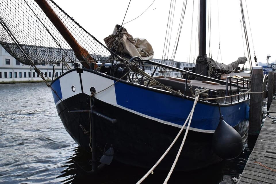 Boat-Apartment Rotterdam Fokkelina Docked boat in Rotterdam