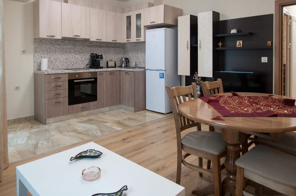 Communal lounge/ TV room, Neighbourhood, Beach, Communal kitchen, Street view, Supermarket/grocery shop, Shopping Area, Swimming pool