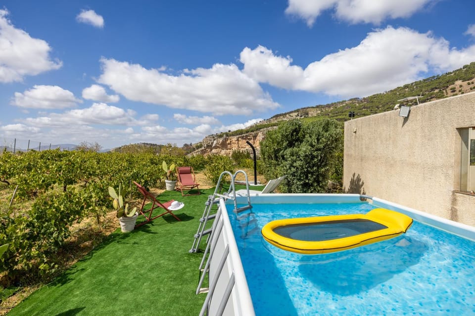 Villa Bonifato alloggo a uso turistico vista sulle campagne e sul mare siciliano Villa in Sicily