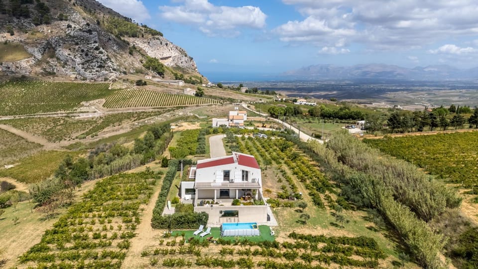 Villa Bonifato alloggo a uso turistico vista sulle campagne e sul mare siciliano Villa in Sicily
