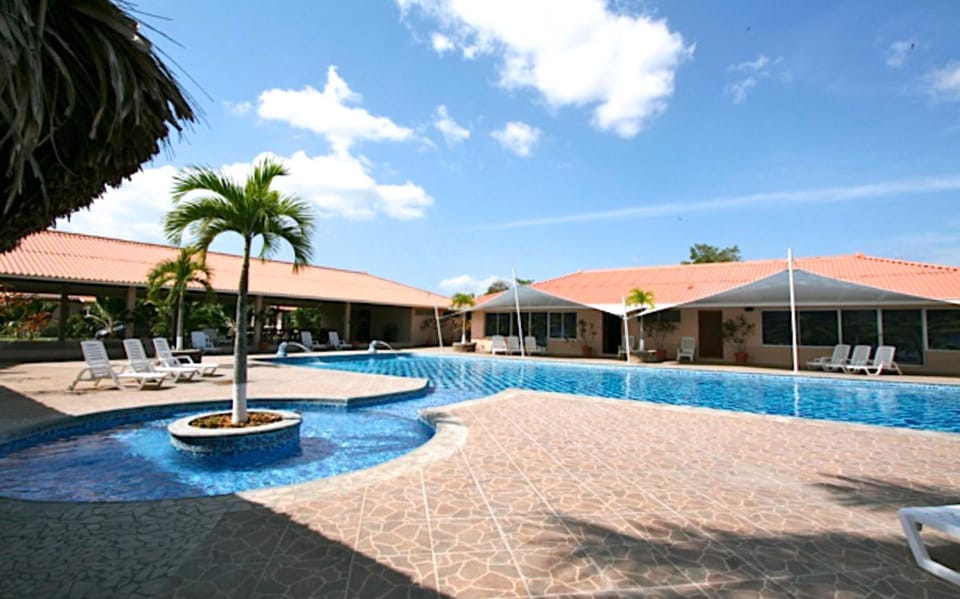 Lounge or bar, Fitness centre/facilities, Swimming pool