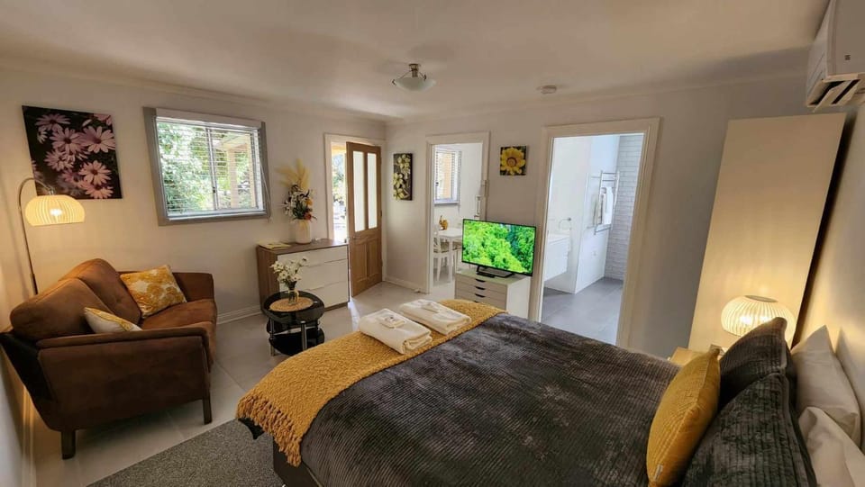 Bathroom, TV and multimedia, Photo of the whole room, Decorative detail, Dining area, Bedroom