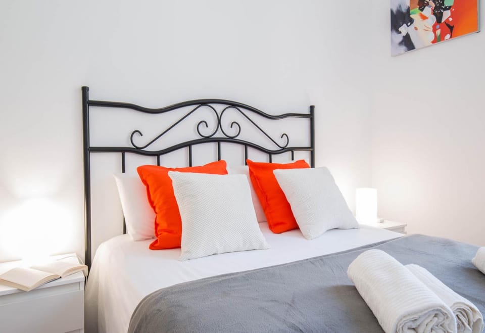 Bed, Photo of the whole room, Bedroom