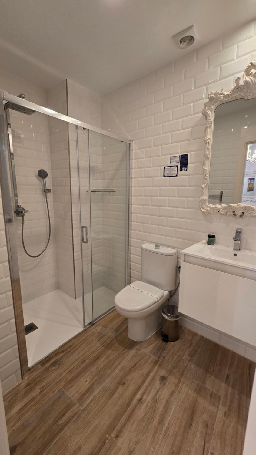 Shower, Toilet