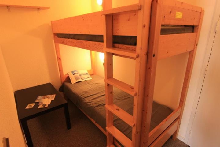 Bed, Photo of the whole room, Bedroom, bunk bed, hair dresser