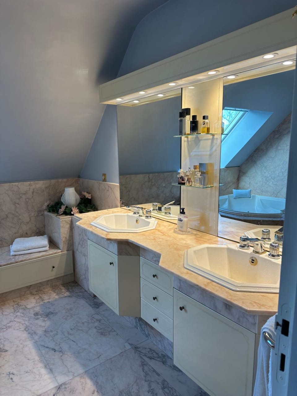Bathroom, towels