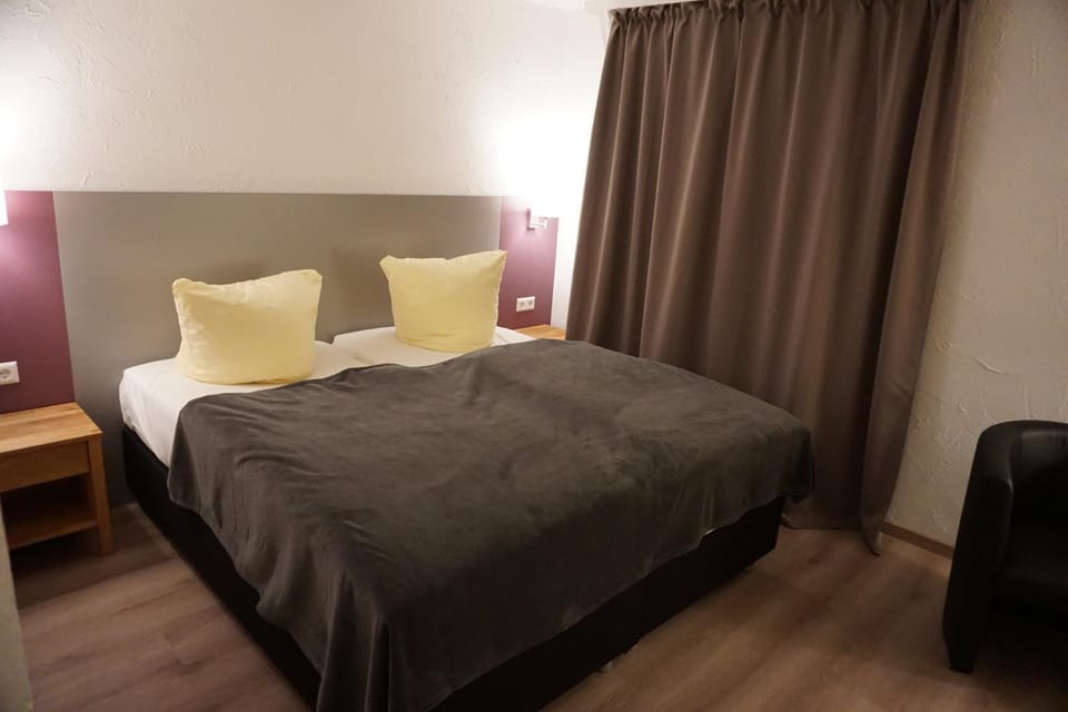 Bed, Photo of the whole room, Decorative detail, Bedroom