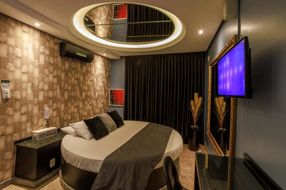 Bed, TV and multimedia, Bedroom