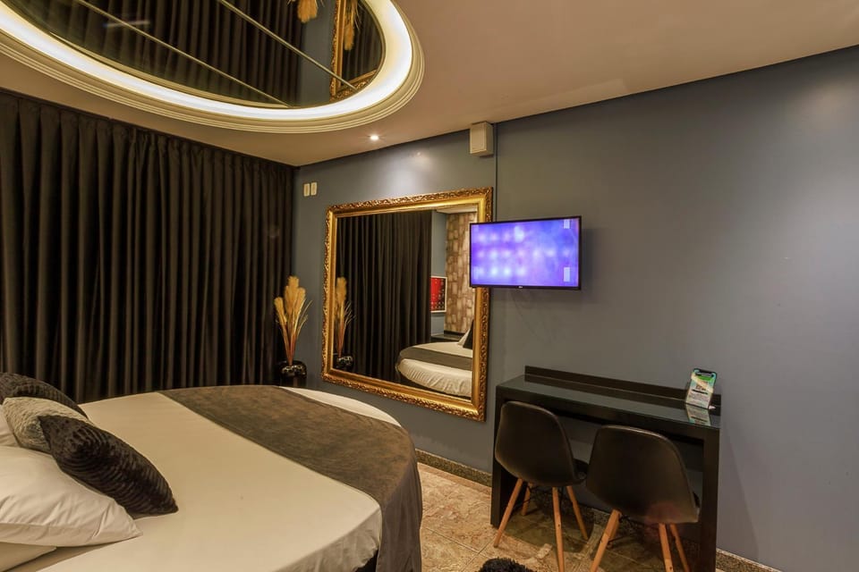 Bed, TV and multimedia, Photo of the whole room, Bedroom