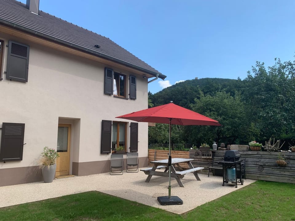 Facade/entrance, BBQ facilities, Garden