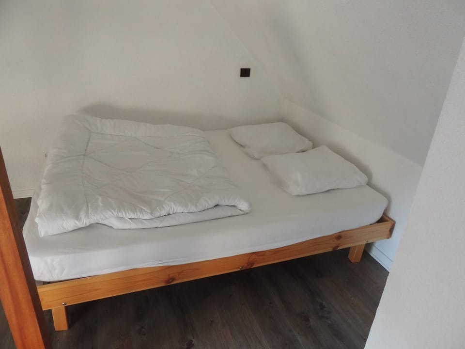 Bed, towels