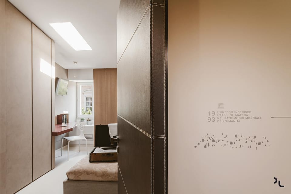 Photo of the whole room, Decorative detail