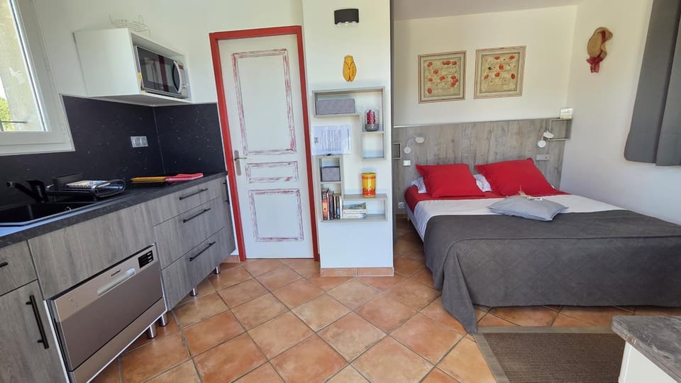Bed, Photo of the whole room, oven, stove