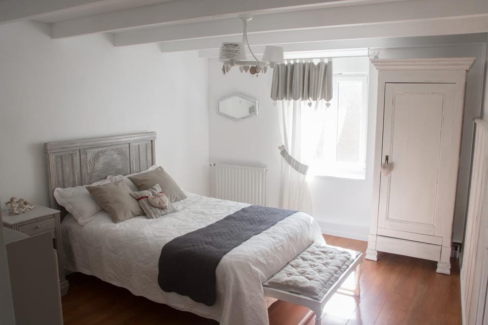 Bed, Photo of the whole room, Bedroom, Quiet street view