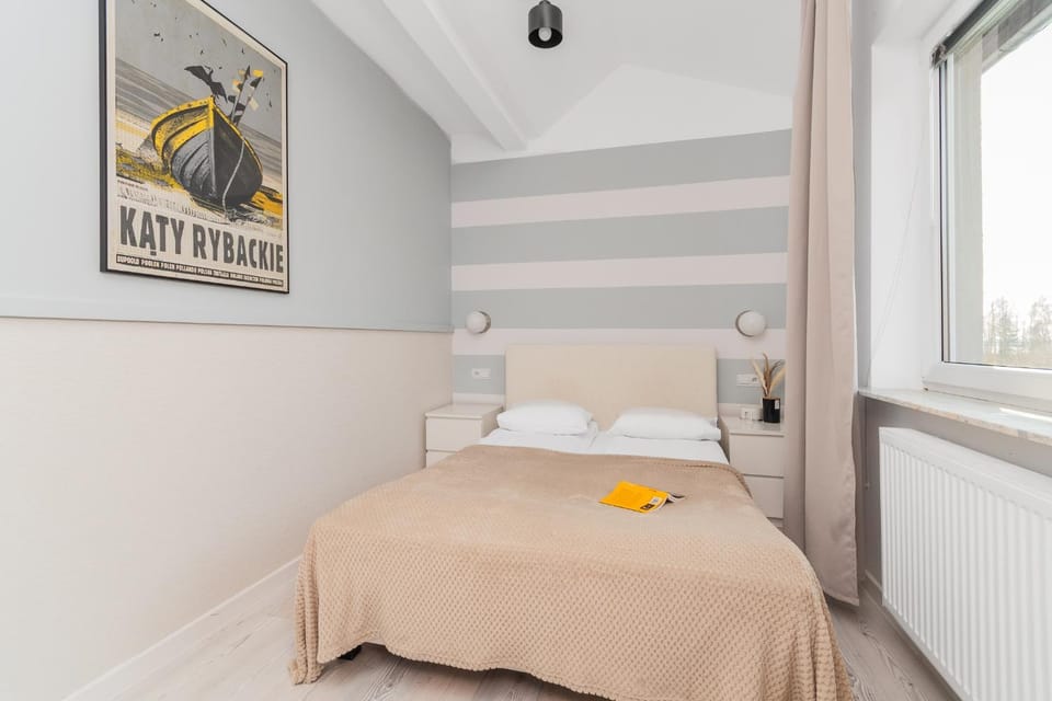 Photo of the whole room, Bedroom, towels