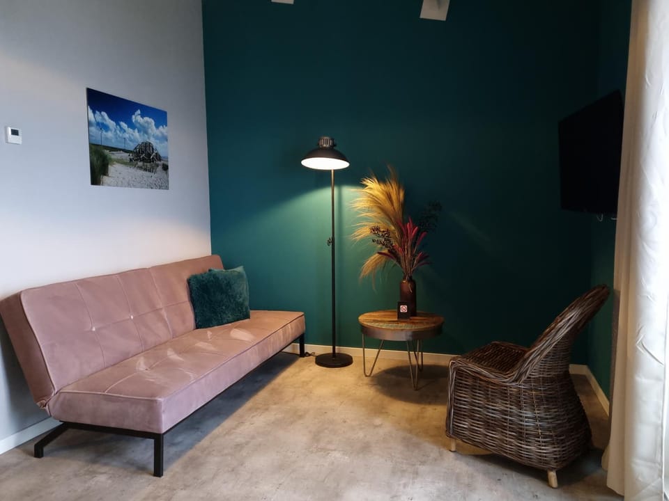 Coffee/tea facilities, Living room, Seating area, Lake view