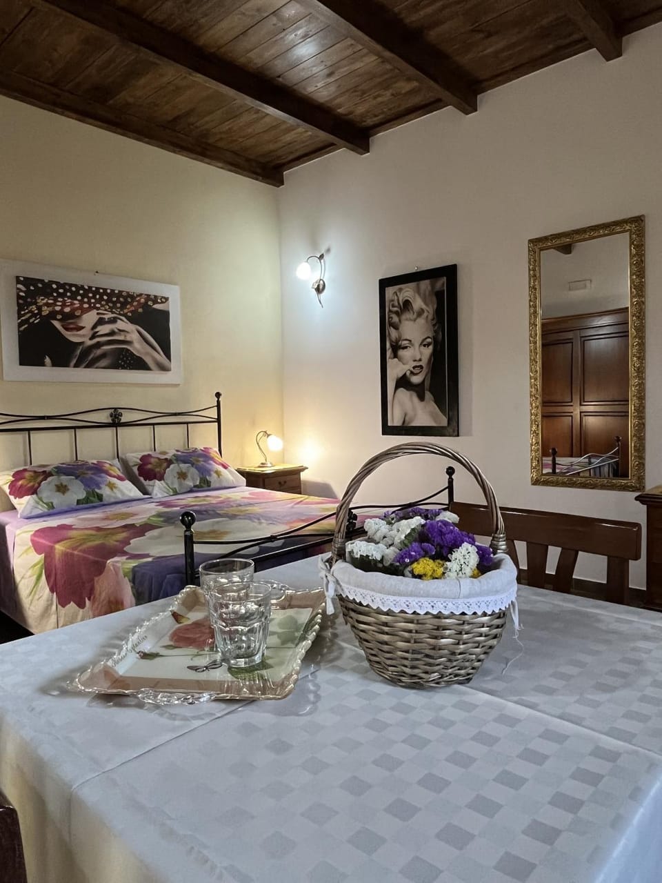 Photo of the whole room, Bedroom