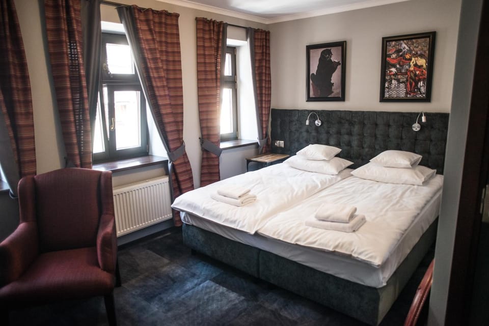 Photo of the whole room, Bedroom