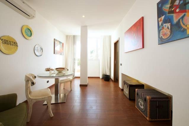 Day, Dining area