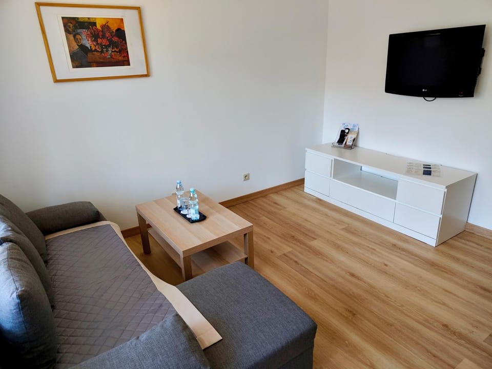 TV and multimedia, Living room, Seating area, Evening entertainment