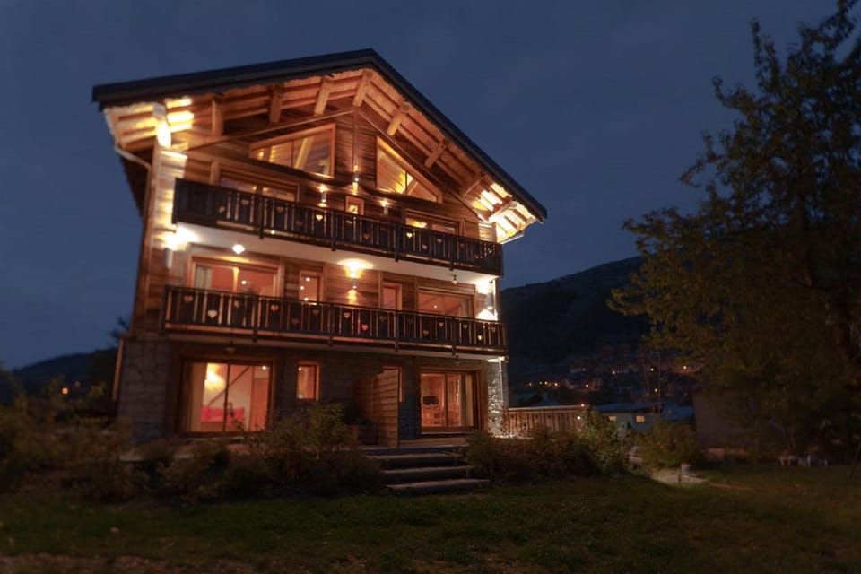 Property building, Night, Skiing, Hiking, Cycling, Mountain view, Seasons, children, Family, Parking