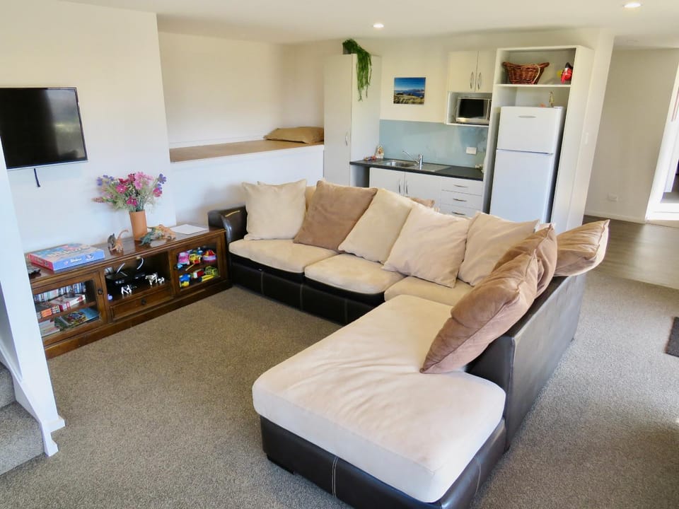 Kitchen or kitchenette, Living room, Mountain view