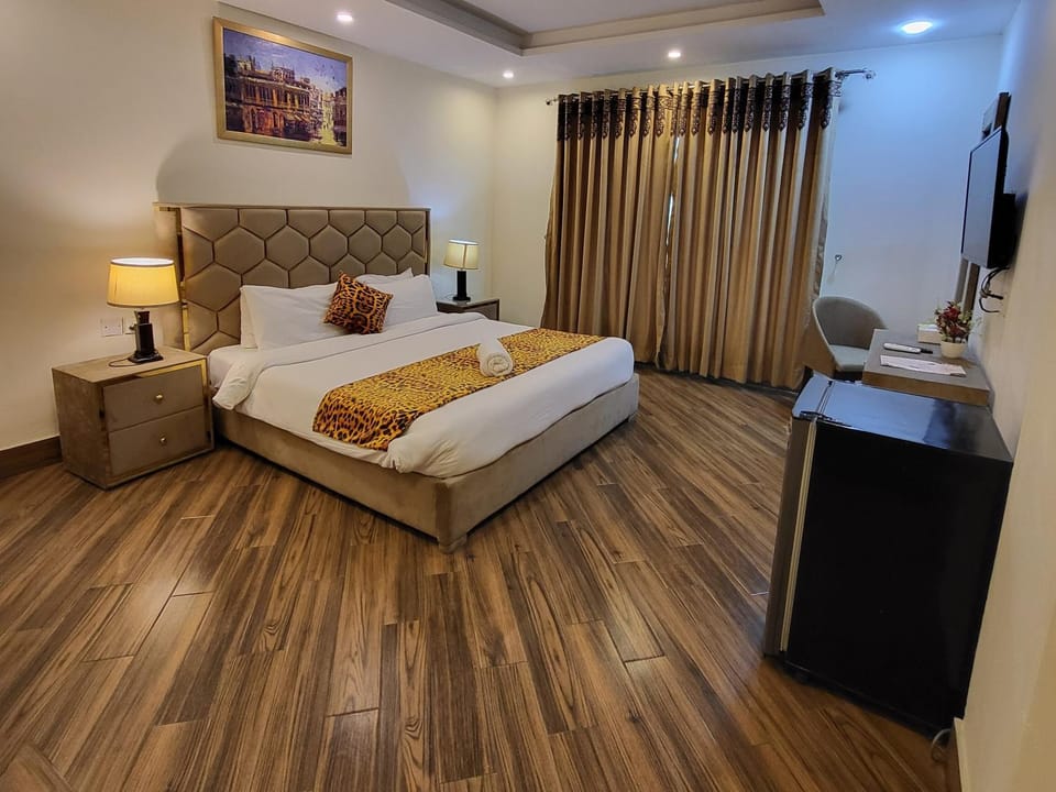 Bed, TV and multimedia, Photo of the whole room, Bedroom, Breakfast, hair dresser