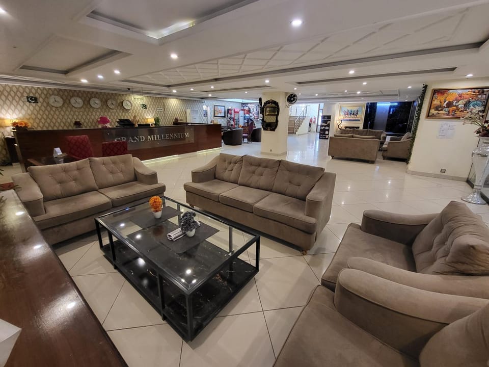 Restaurant/places to eat, TV and multimedia, Living room, Seating area, Breakfast