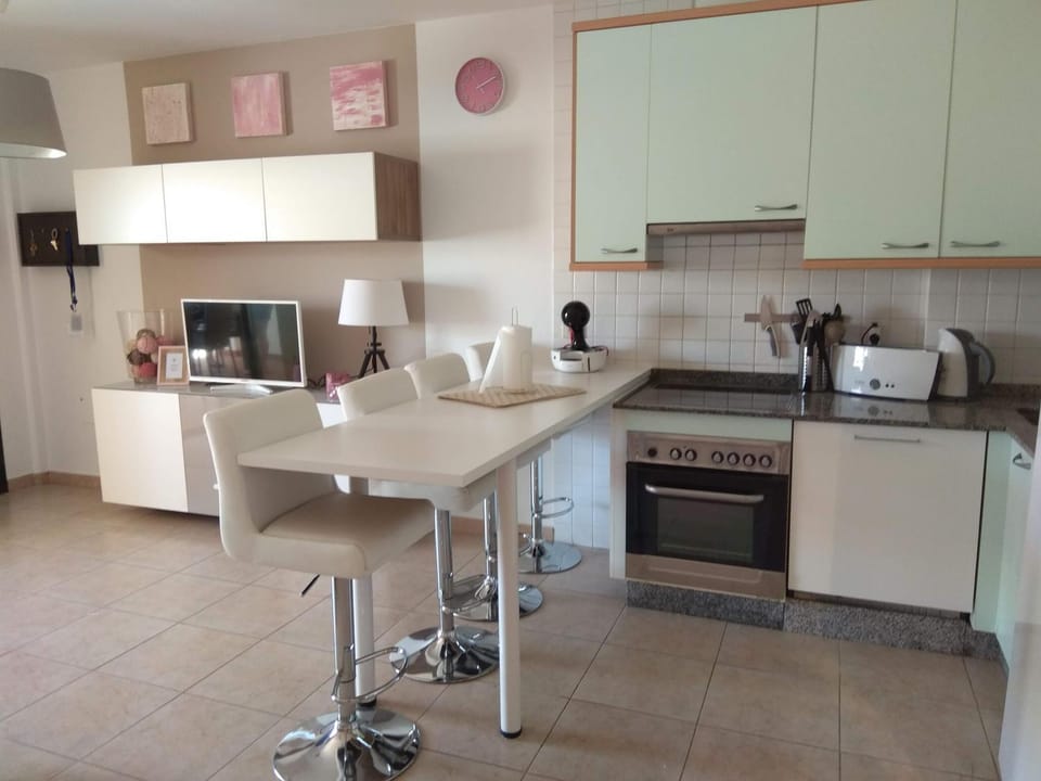 Coffee/tea facilities, Kitchen or kitchenette, Dining area