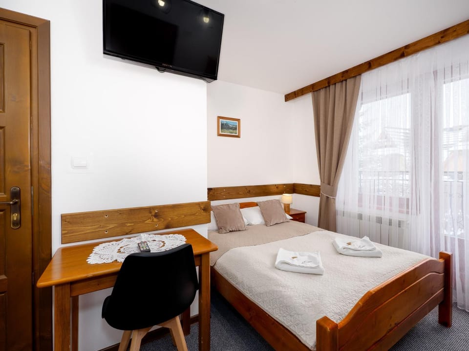 Bed, TV and multimedia, Photo of the whole room, Bedroom, towels