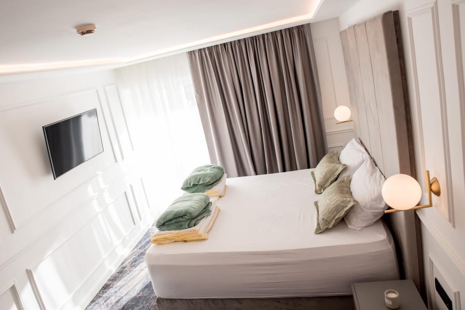 Bed, TV and multimedia, Bedroom