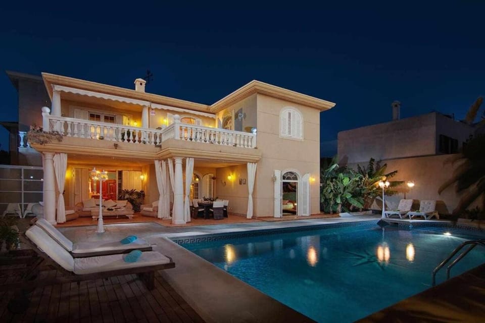 Bayside Concha House - Beachfront Oasis with Heated Pool Apartment in Isla de Lanzarote